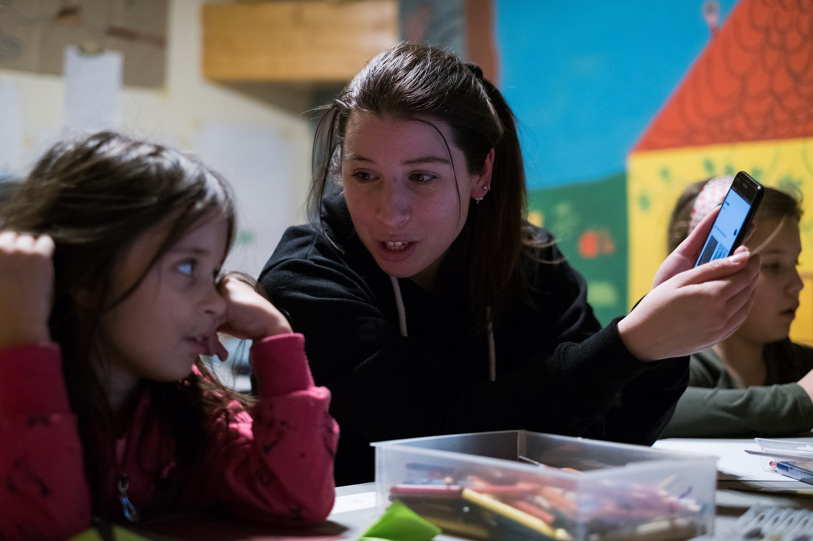 Teljesen berezelt tőlük a kormány, pedig csak segítenek a gyerekeknek