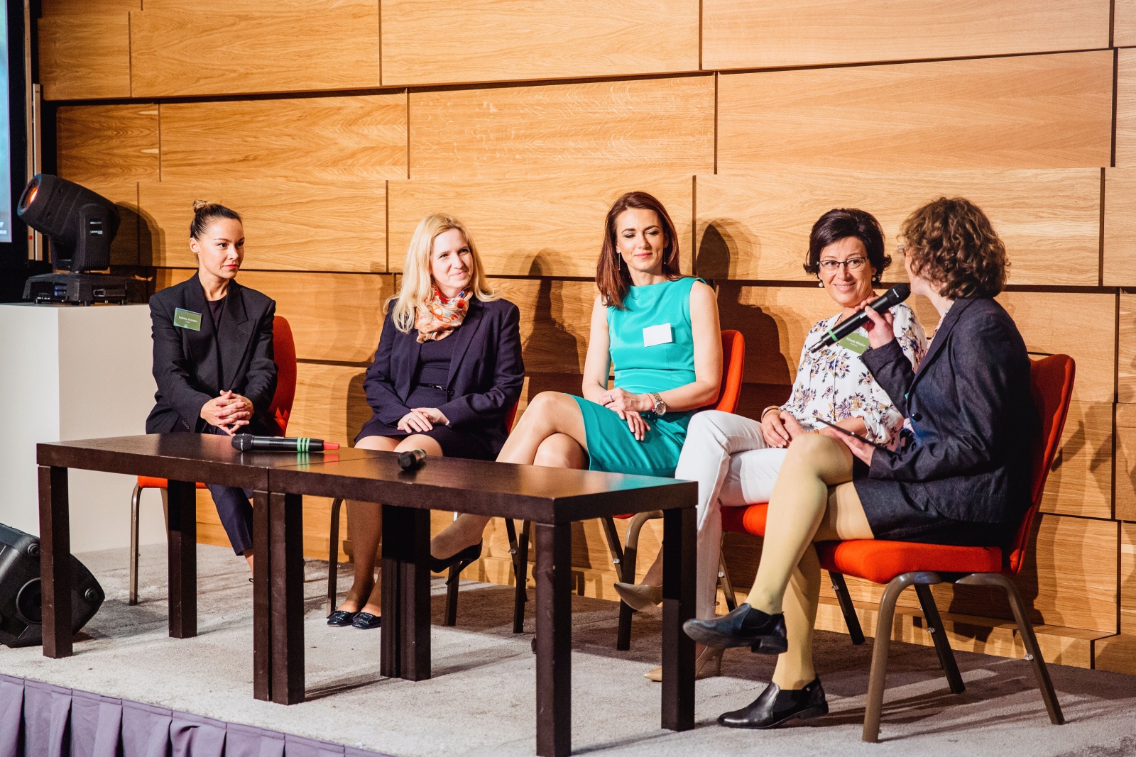 A kerekasztal beszélgetés résztvevői (balról – jobbra): Ivánka Katalin (IVANKA),  Kőnig Erika (Danubius Hotels Group), Dr. Rázsóné Szórády Csilla (újHÁZ Építőanyag Nagykereskedelmi Zrt.), Rózsás Mónika (Alföldi Tej Kft.) és Szörnyi Krisztina (HVG Exta)