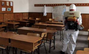 Hazasétáltak a tanulók a gimiből, miután kiderült, hogy az egyik diák anyja koronavírusos – Kétségbeesettek a szülők, nem segítenek nekik