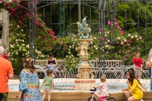 Vizes játszótér, párakapuk, szökőkutak, esőkertek – Ezek várnak ránk a tikkasztó hőségben a Ligetben!