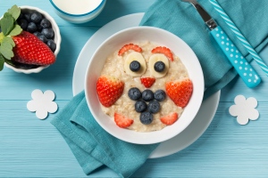 Nem csak kedvelt szuperfood a zabkása, gyerekeknek villámgyors és laktató reggeli készíthető belőle!