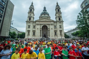 Diákok tartottak flashmobot a Bazilikánál a Rubik-kocka feltalálásának 50. évfordulóján 