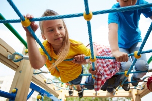 Hogyan fejleszti a gyerekeket a játszótéri mászóka?