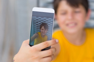 Vigyázat, meztelen fotókat kérnek a kamaszoktól a neten, majd azzal zsarolják őket! 