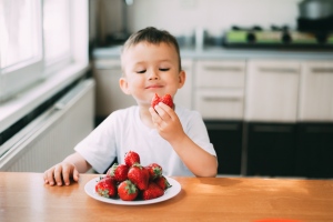 Gyerekkori ételallergia: cseresznye, eper, málna, görögdinnye, őszibarack is kiválthatja!